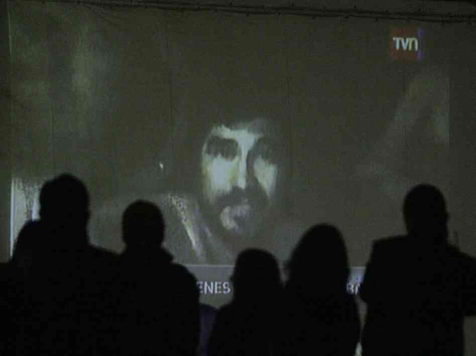 Relatives watch on a large screen a vide Relatives watch on a large screen a vide