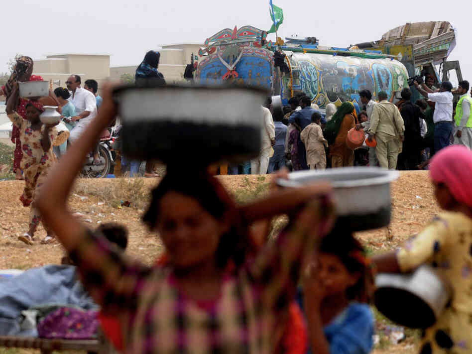 Pakistanis displaced by floods struggle Pakistanis displaced by floods struggle