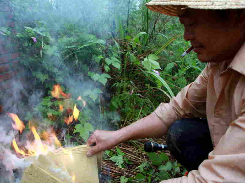 Chen Guangchun pays his respects at his father's tomb for the last time. Chen Guangchun pays his respects at his father's tomb for the last time.