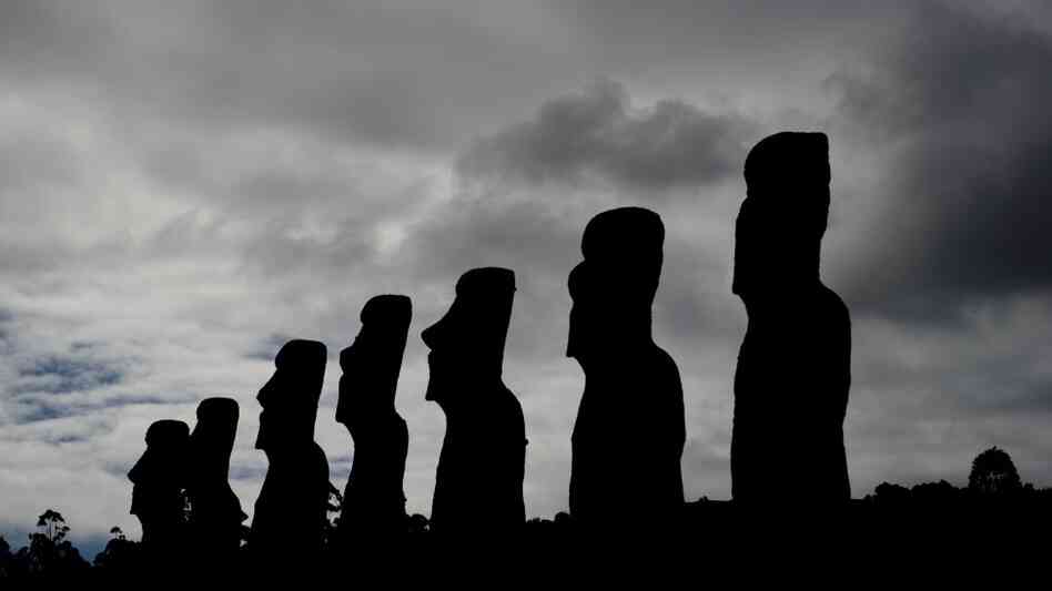 Stone statues of Easter Island Stone statues of Easter Island