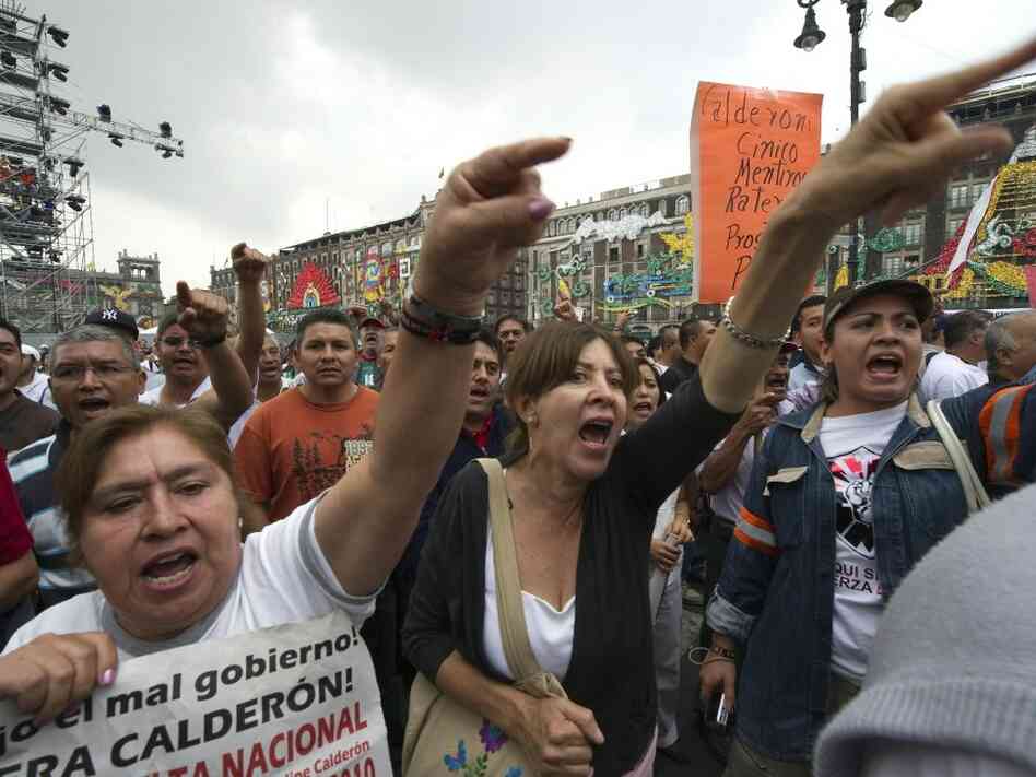 Protesters shout slogans against Mexican President Felipe Calderon. Protesters shout slogans against Mexican President Felipe Calderon.