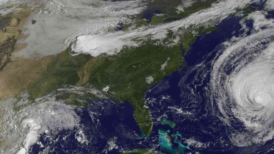 Hurricane Igor churns in the Atlantic Ocean. Hurricane Igor churns in the Atlantic Ocean.