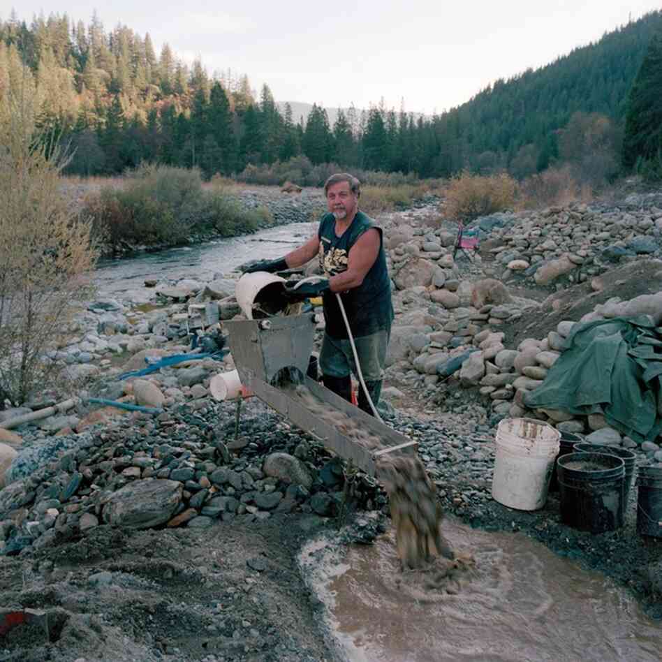 Avery Rathburn uses his "highbanker" along Scott River, Klamath National Forest, Calif.