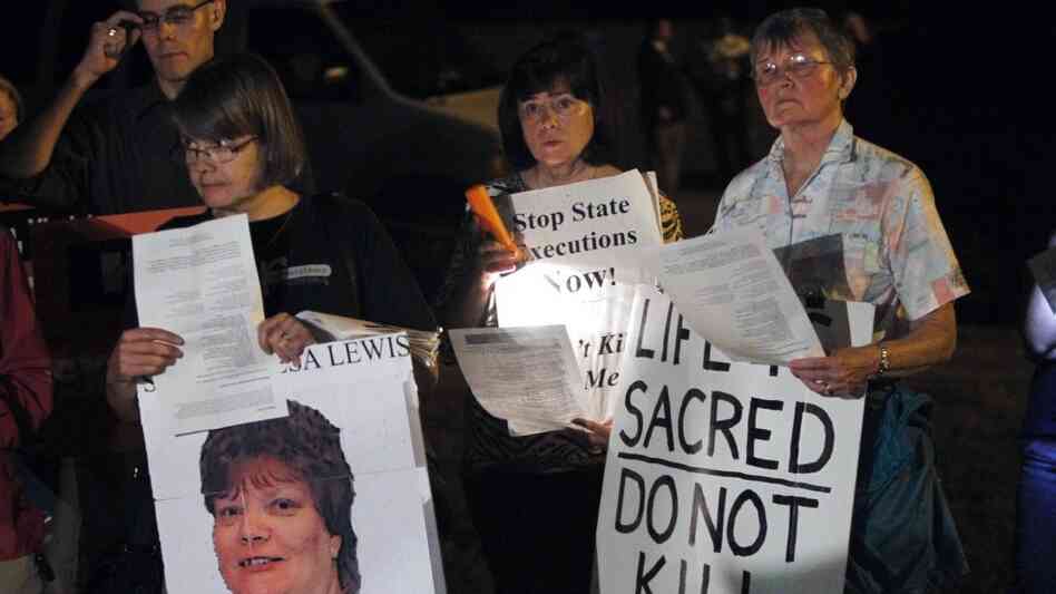 Death penalty protestors hold signs as they protest the execution of Teresa Lewis. Death penalty protestors hold signs as they protest the execution of Teresa Lewis.