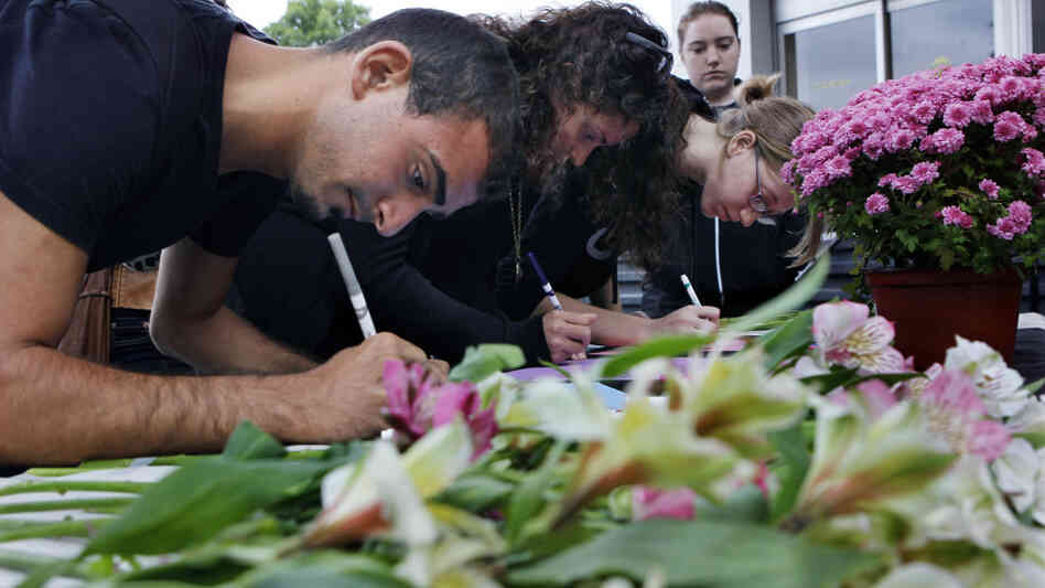 Rutgers University students sign condolence cards Friday for the family of freshman Tyler Clementi Rutgers University students sign condolence cards Friday for the family of freshman Tyler Clementi