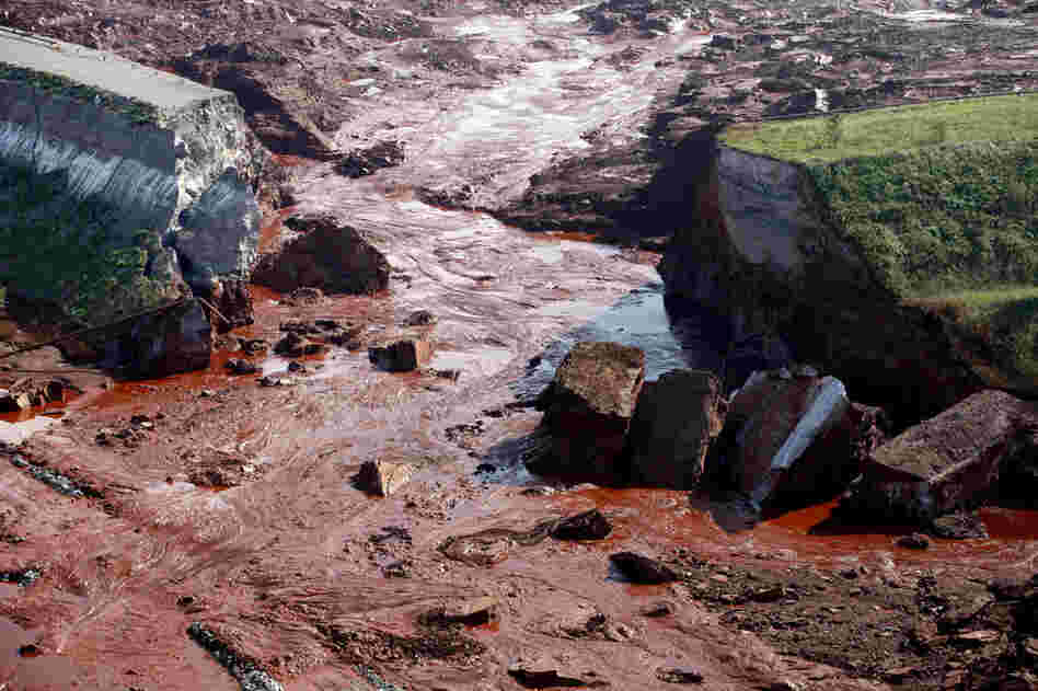 The walls of the aluminum plant reservoir broke on Oct.4, sending a wave of stinking red sludge through seven villages in the west of the country and leaving a trail of devastation across the area. 