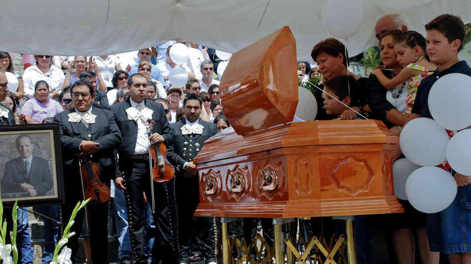 Relatives of Edelmiro Cavazos, slain mayor of Santiago, attend his funeral Relatives of Edelmiro Cavazos, slain mayor of Santiago, attend his funeral