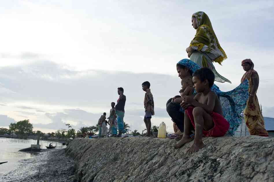 Anxiety and fear consume a fishing communities in the Sundarbans both before and after the fishermen leave for trips into the jungle. The wives of the fishermen pray and wait that their husbands return safely.