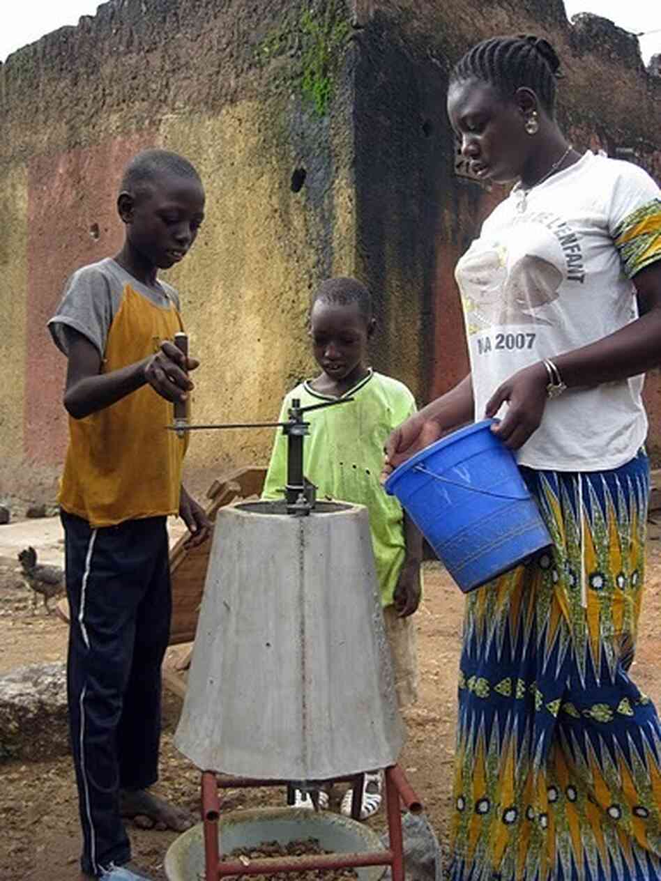 Senegalese villagers use the peanut sheller. Senegalese villagers use the peanut sheller.