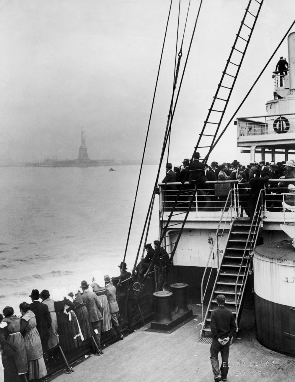 Immigrants approaching the Statue of Liberty, 1910