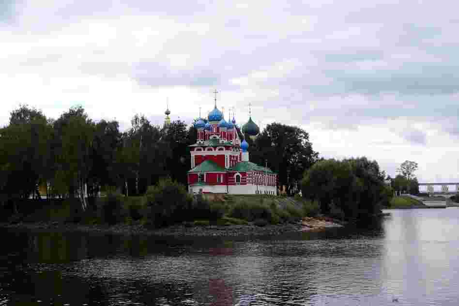 A day after leaving Moscow, travelers can see colorful churches along the forested banks of the Volga.