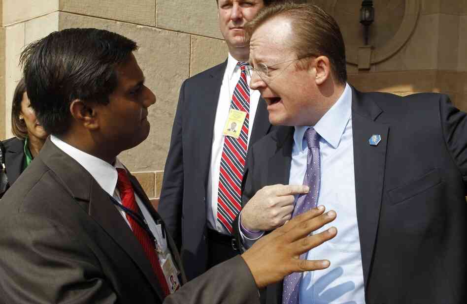 Robert Gibbs and Indian official Robert Gibbs and Indian official