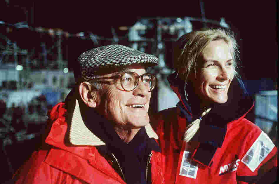 U-571 husband and wife producers Dino and Martha De Laurentiis in 2000.  