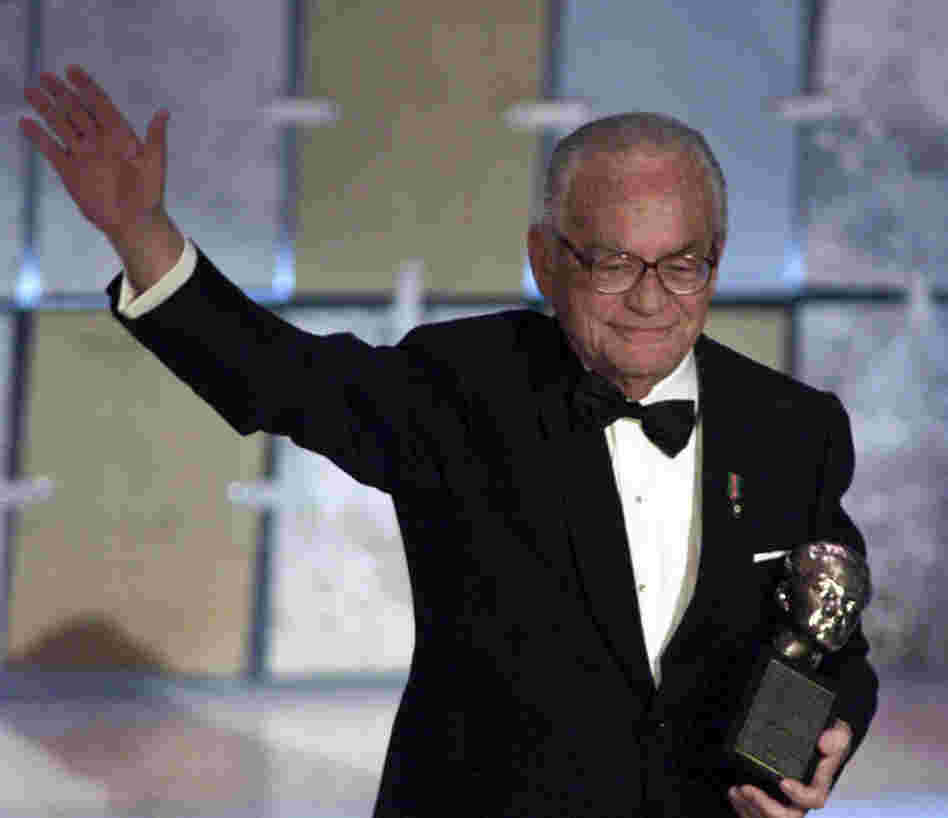 De Laurentiis accepts the Irving Thalberg Award for lifetime achievement, at the 73rd Annual Academy Awards, 2001. 