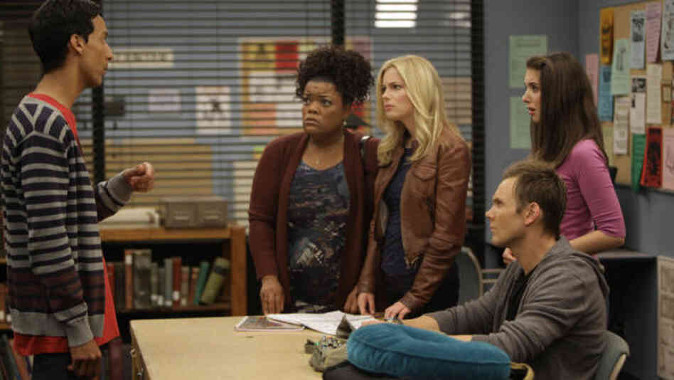 Danny Pudi, Yvette Nicole Brown, Gillian Jacobs, Alison Brie, Joel McHale Danny Pudi, Yvette Nicole Brown, Gillian Jacobs, Alison Brie, Joel McHale