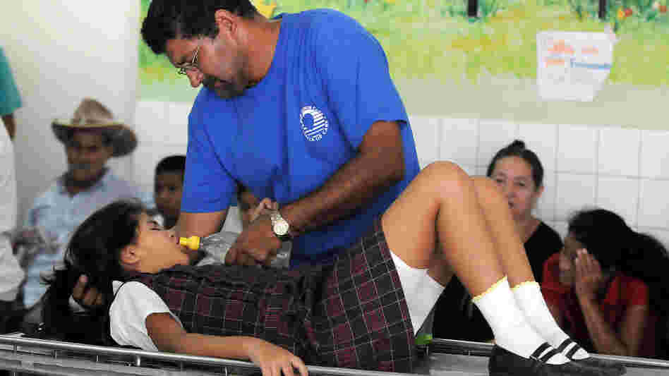A man helps his dengue fever-stricken da A man helps his dengue fever-stricken da