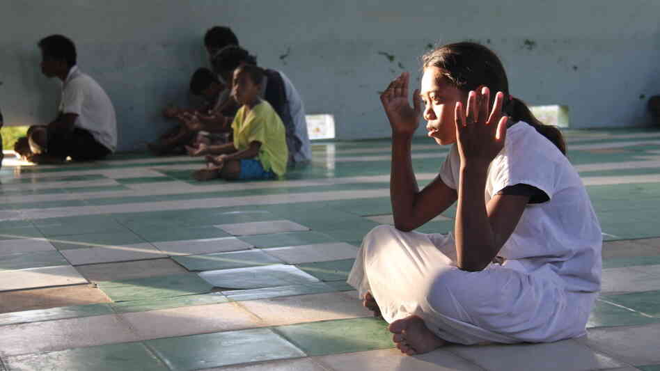 praying girl praying girl