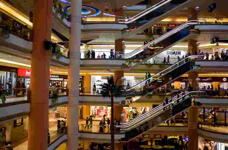 At the other end of the shopping spectrum, Citystars is Cairo's most upscale shopping mall. It contains 643 stores, two indoor theme parks and a 21-screen movie theater.
