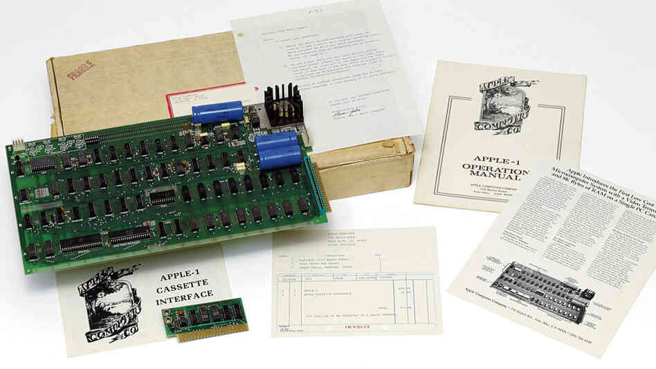 The Apple 1, with box and manuals. The Apple 1, with box and manuals.
