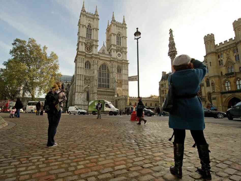 Tourists take photographs outside Westminster Abbey in central London on November 19, 2010. Britain' Tourists take photographs outside Westminster Abbey in central London on November 19, 2010. Britain'