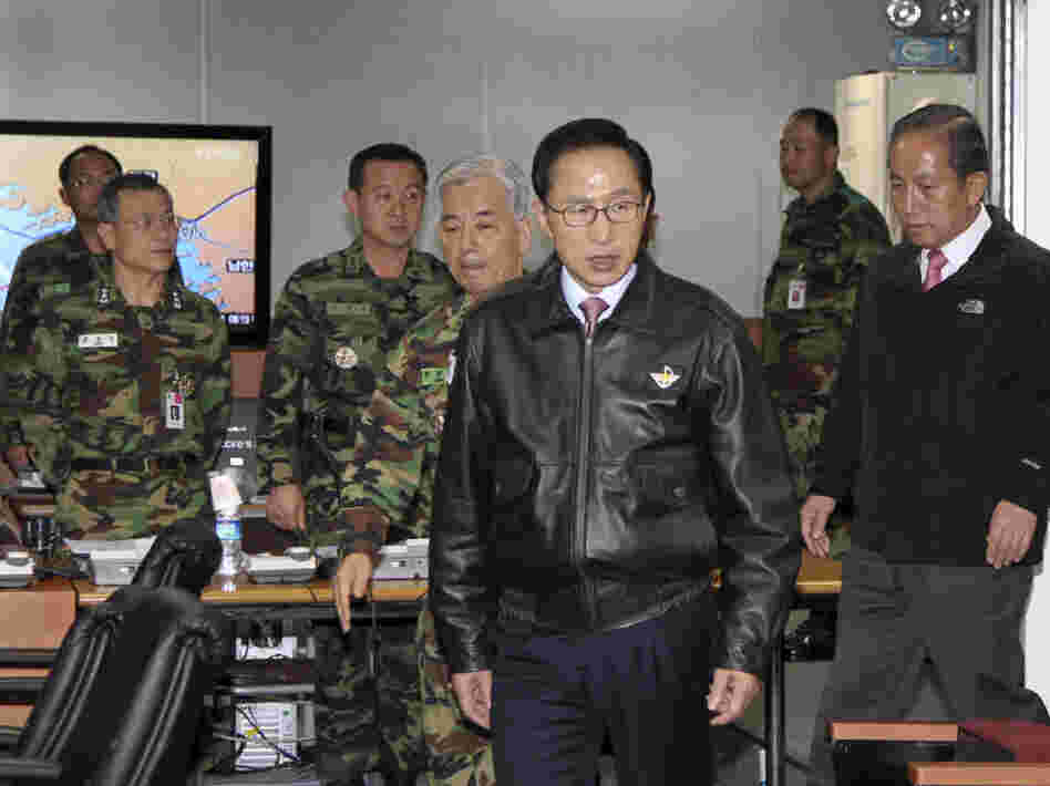 South Korean President Lee Myung-bak (center) arrives at a meeting of the Joint Chiefs of Staff. South Korean President Lee Myung-bak (center) arrives at a meeting of the Joint Chiefs of Staff.