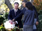 President Obama with daughters and turkey President Obama with daughters and turkey