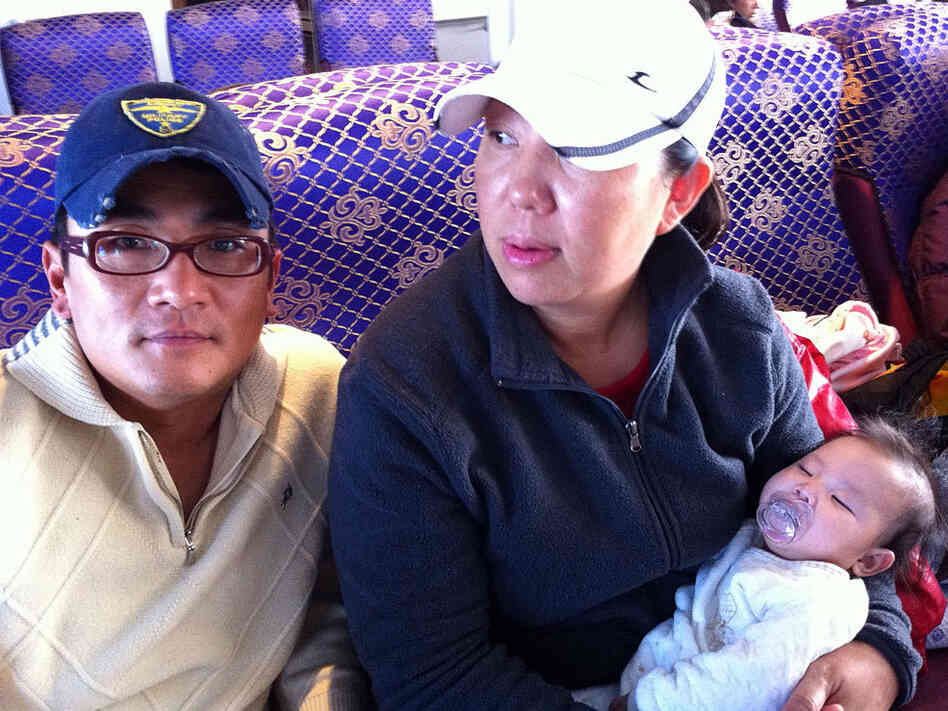 Kim Hae-jeong and her husband traveled with their baby back to Yeonpyong. Kim Hae-jeong and her husband traveled with their baby back to Yeonpyong.