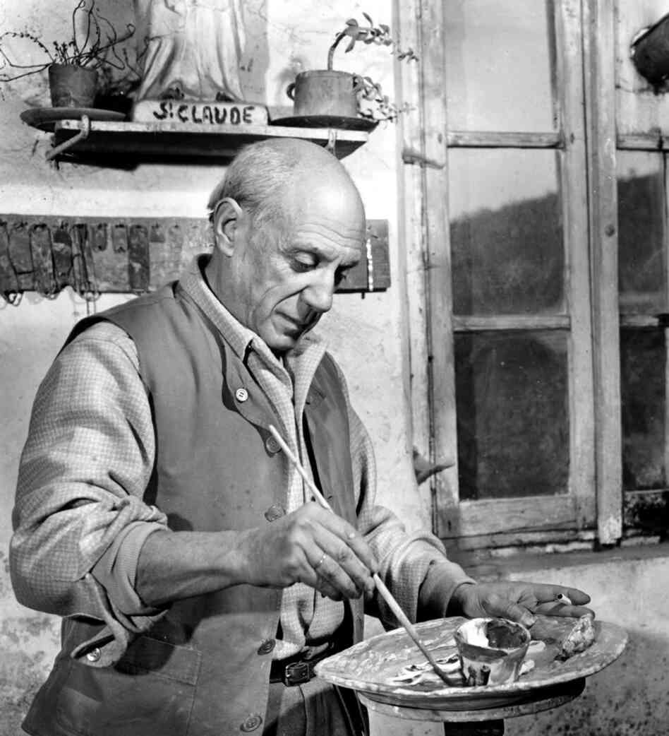 Spanish artist Pablo Picasso, 66, paints a plate in a pottery workshop in January 1948. Spanish artist Pablo Picasso, 66, paints a plate in a pottery workshop in January 1948.