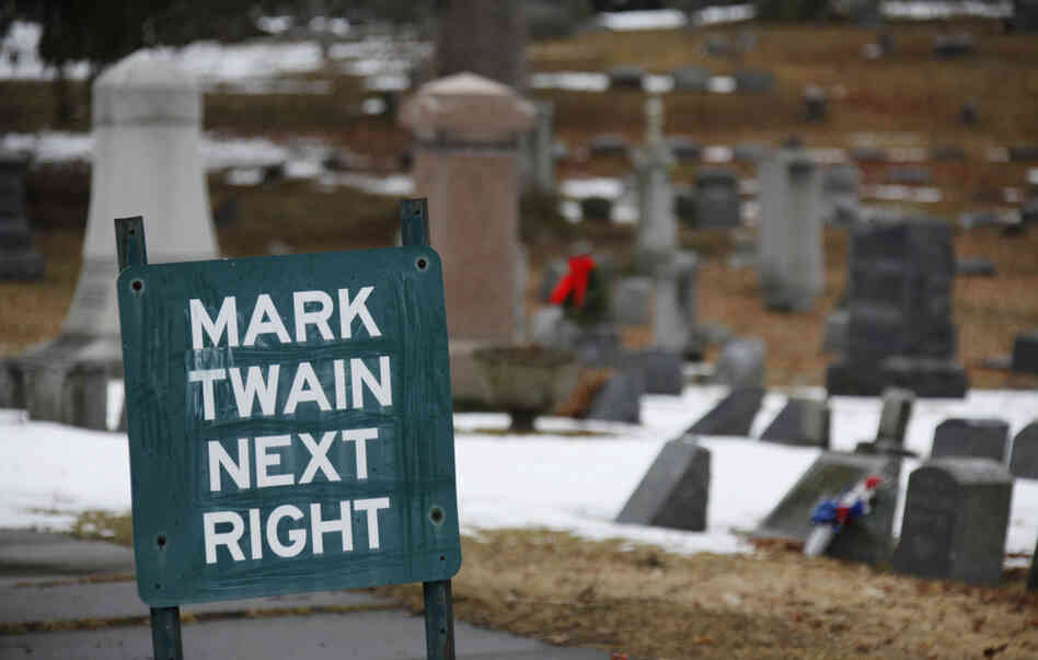 A sign directs visitors to the Mark Twain family plot in Elmira, N.Y. A sign directs visitors to the Mark Twain family plot in Elmira, N.Y.