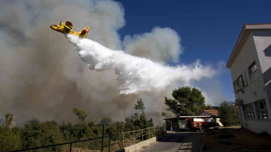 A firefighting plane flies over Israel. A firefighting plane flies over Israel.