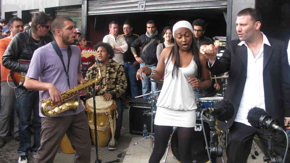 La Mojarra Electrica electrified audiences on the streets of downtown Bogota with an unannounced con La Mojarra Electrica electrified audiences on the streets of downtown Bogota with an unannounced con