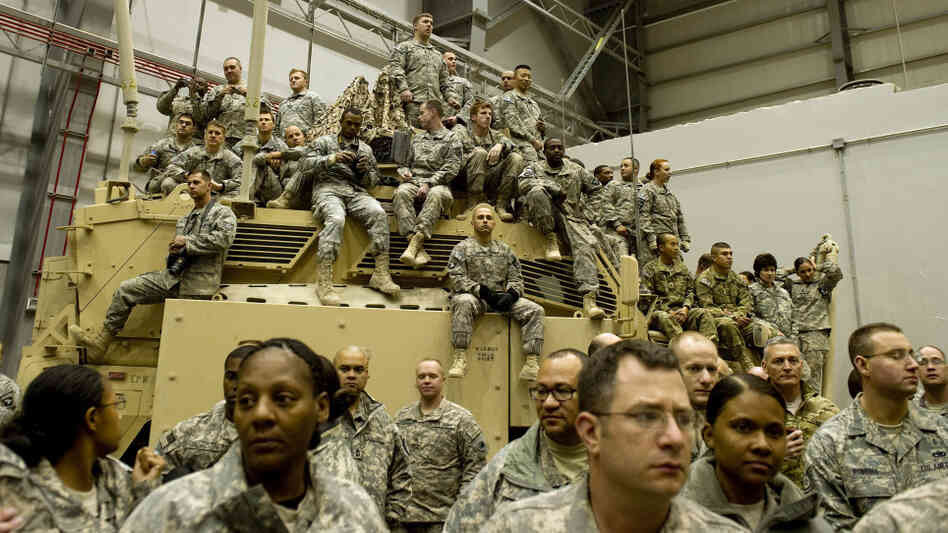 Soldiers from the 101st Airborne wait for the president. Soldiers from the 101st Airborne wait for the president.