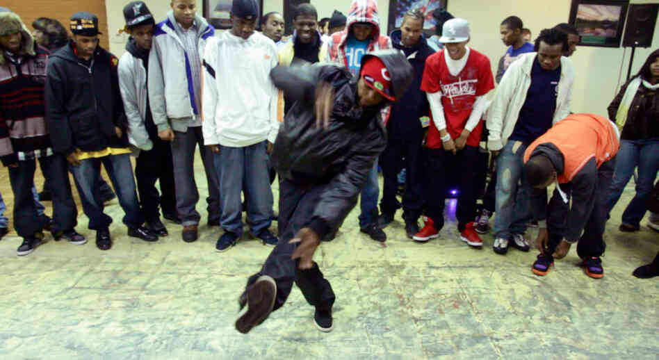 A footworker dances in the middle of the circle at Battlegroundz.