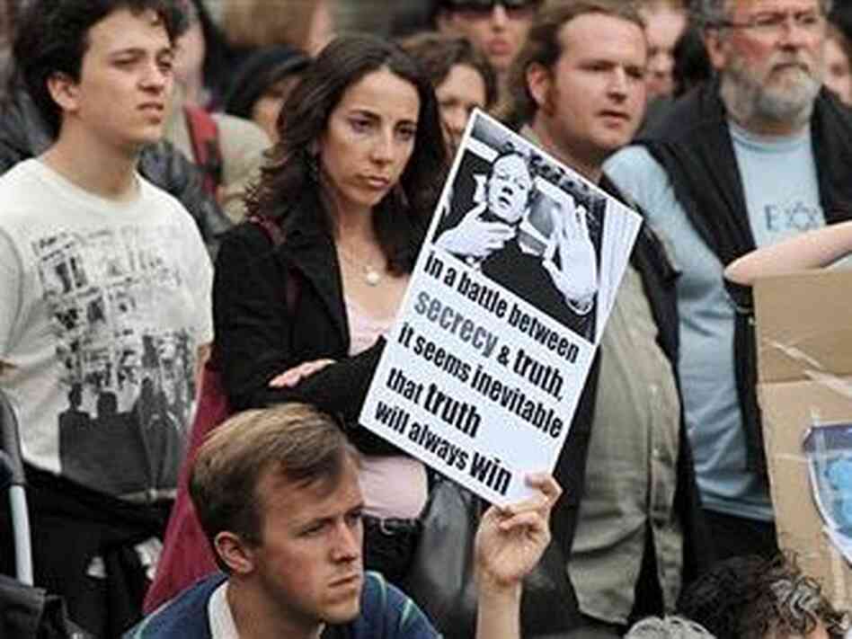 People with placard supporting WikiLeaks People with placard supporting WikiLeaks