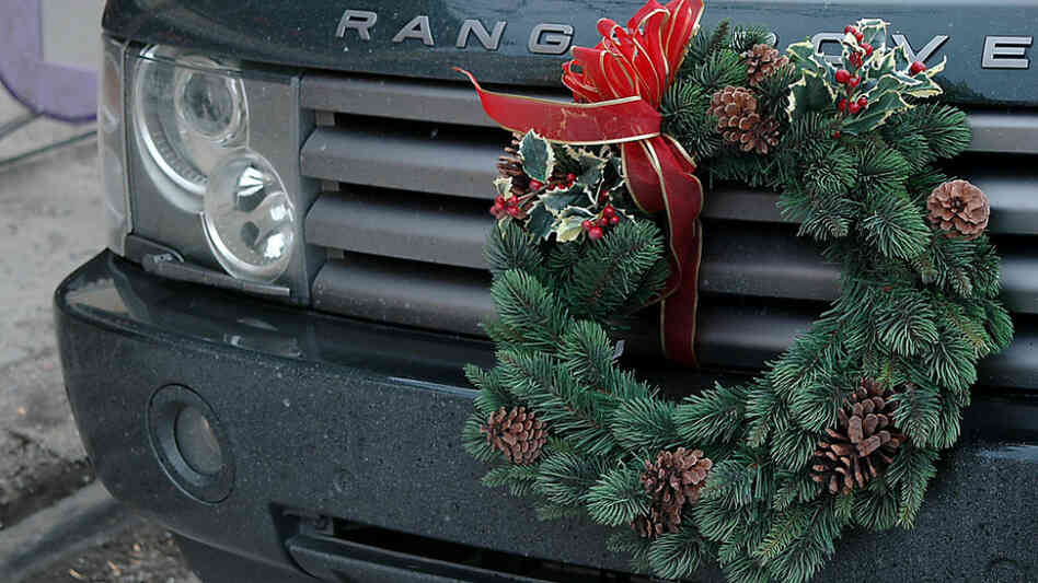 A Range Rover sports a festive wreath. What will your truck wear for the holidays? A Range Rover sports a festive wreath. What will your truck wear for the holidays?