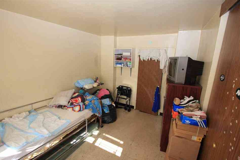 Keosha's room, before