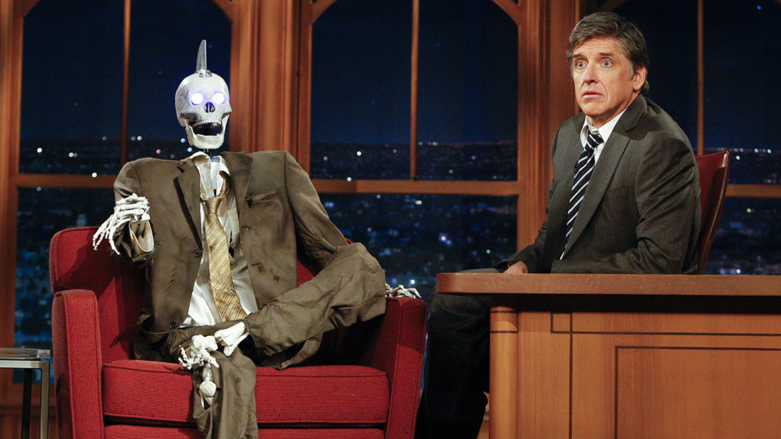 Host Craig Ferguson is joined by Robot Geoff Peterson.