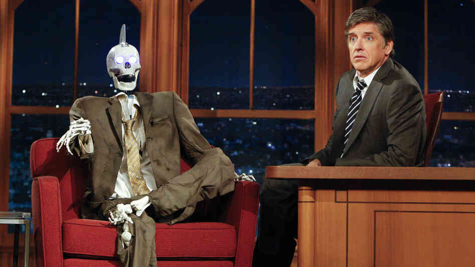 Host Craig Ferguson is joined by Robot Geoff Peterson.