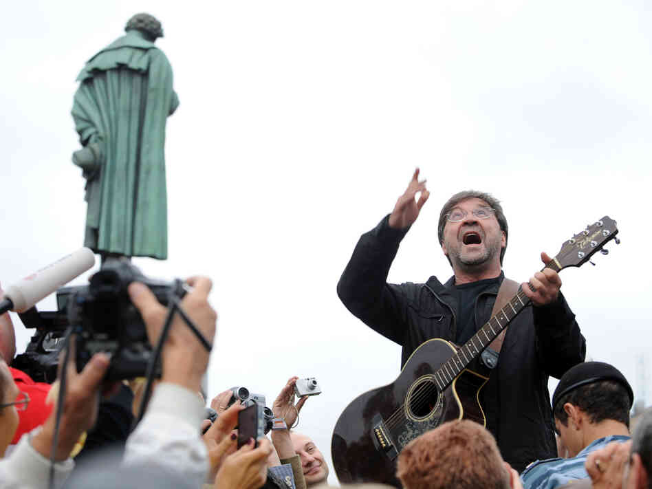 Russian rock singer Yuri Shevchuk performs at the protest rally in central Moscow on August 22, 2010.
