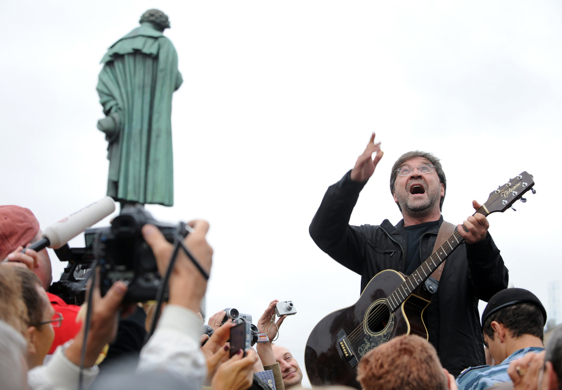 Russian rock singer Yuri Shevchuk performs at the protest rally in central Moscow on August 22, 2010.