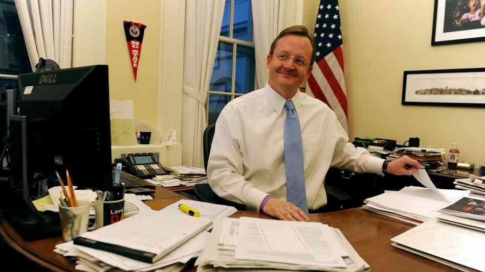 White House Press Secretary Robert Gibbs has announced that he will step down from his position at the White House in February to work on the upcoming 2012 campaign.