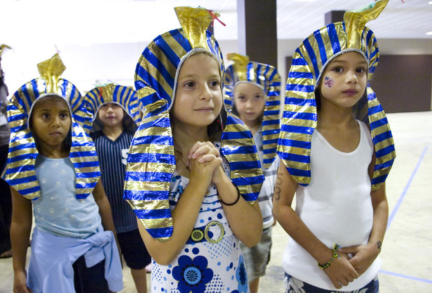 Children in King Tut headdress