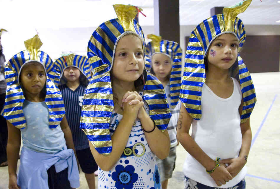 Children in King Tut headdress