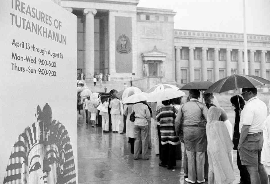 People stand in line waiting for their turn to view the treasures of King Tut, June 1977, at the Field Museum in Chicago.