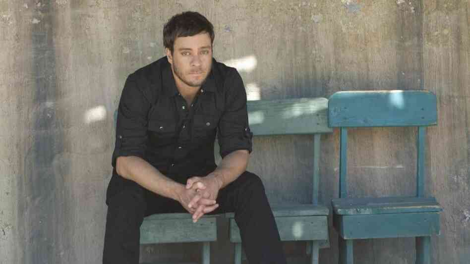 Philadelphia singer-songwriter Amos Lee recently performed live on World Cafe.