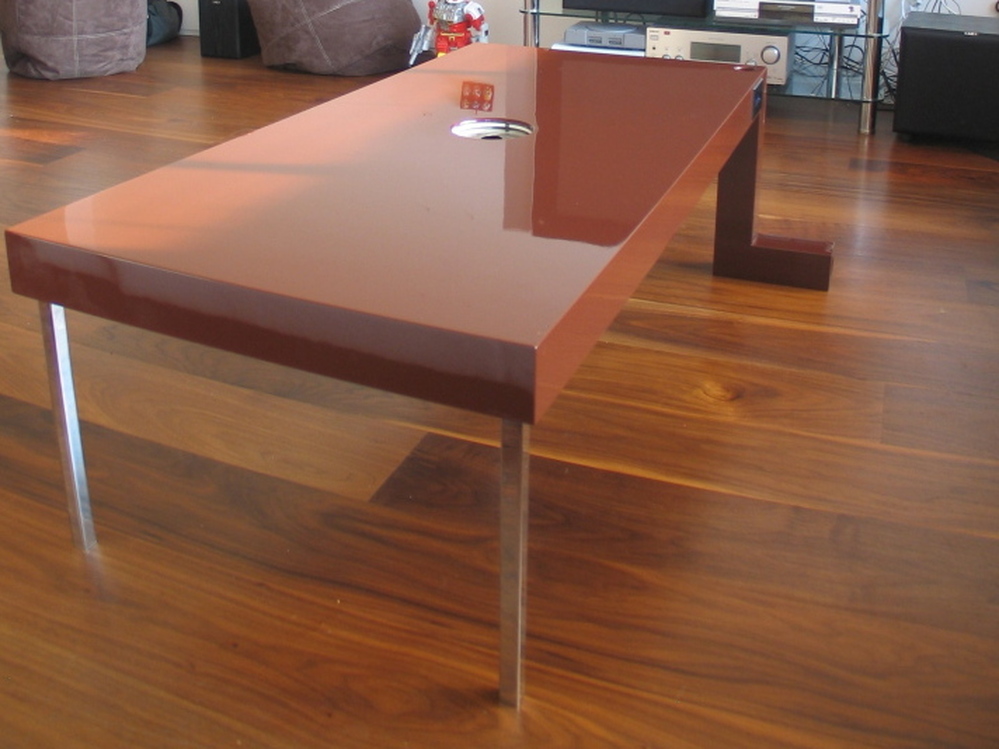 A coffee table robot, an Auger-Loizeau Carnivorous Domestic Robot Entertainment design, is powered by mice.
