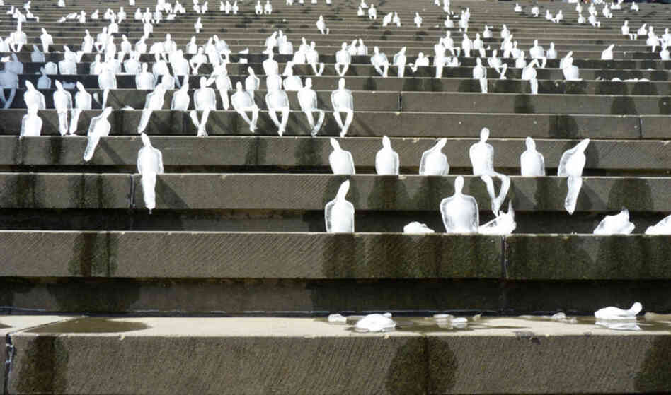 Artist Néle Azevedo began the project as an exploration of the idea of an anti-monument. Here, fresh figures sit next to remnants of the melted in Gendarmenmarkt, Berlin in 2009. 