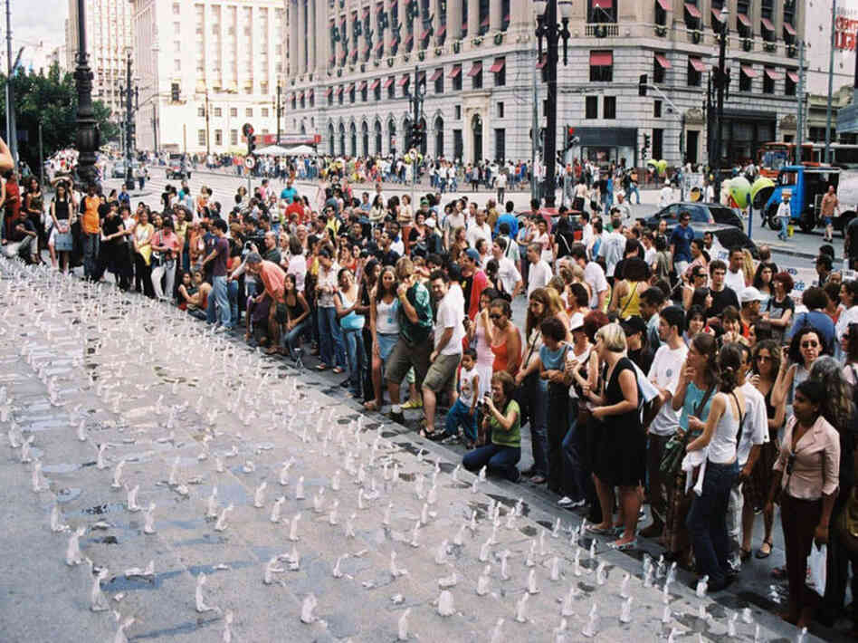 One of Azevedo's first large-scale interventions in 2005, with 600 ice sculptures at the Municipal Theater in Sao Paulo, Brazil. 