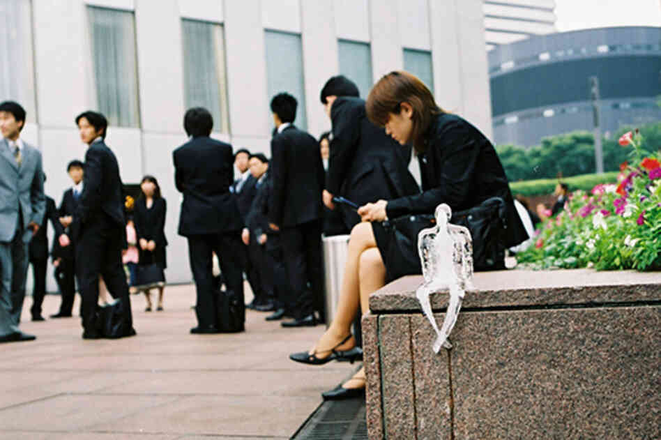 Between 2001 and 2005, Azevedo placed her ice sculptures in nine cities around the world, including Tokyo, Japan in 2003. 