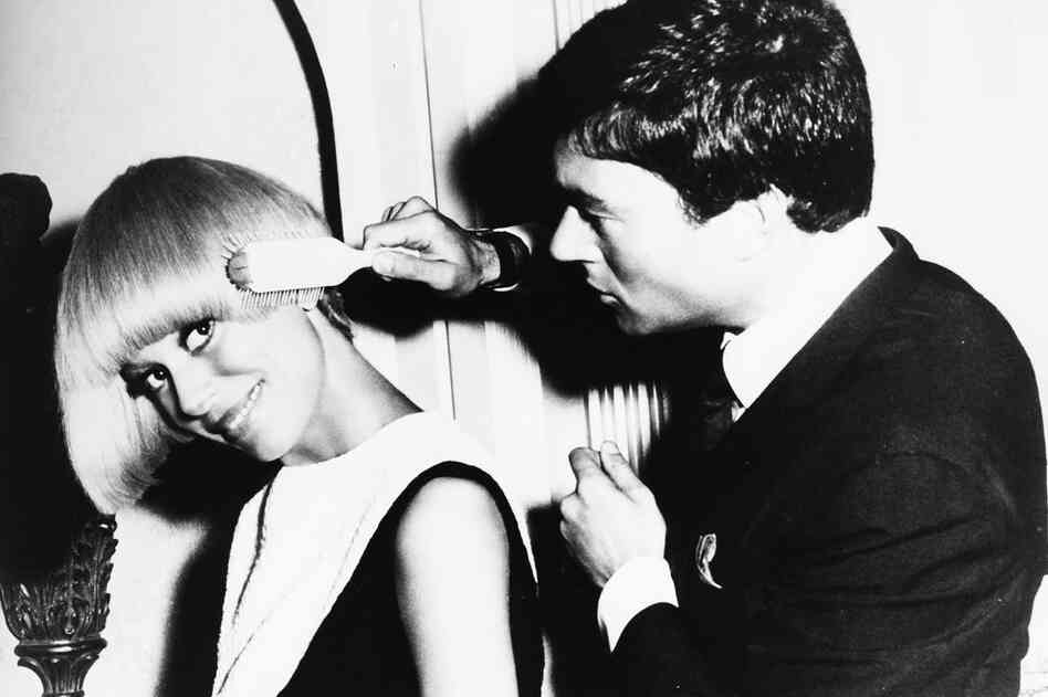 Sassoon works on a style for Broadway actress Carol Channing. 